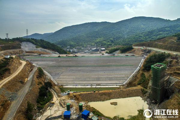 ?????????,文章副標(biāo)題位于主標(biāo)題下方，通常以破折號(hào)開頭，用于補(bǔ)充或解釋主標(biāo)題內(nèi)容，字體和格式應(yīng)與主標(biāo)題有所區(qū)別。